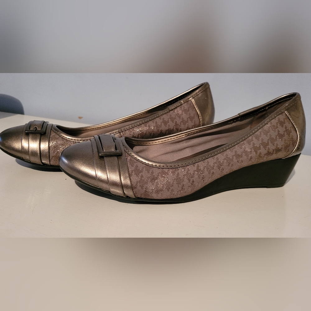Anne Klein 8.5M gold dress shoes